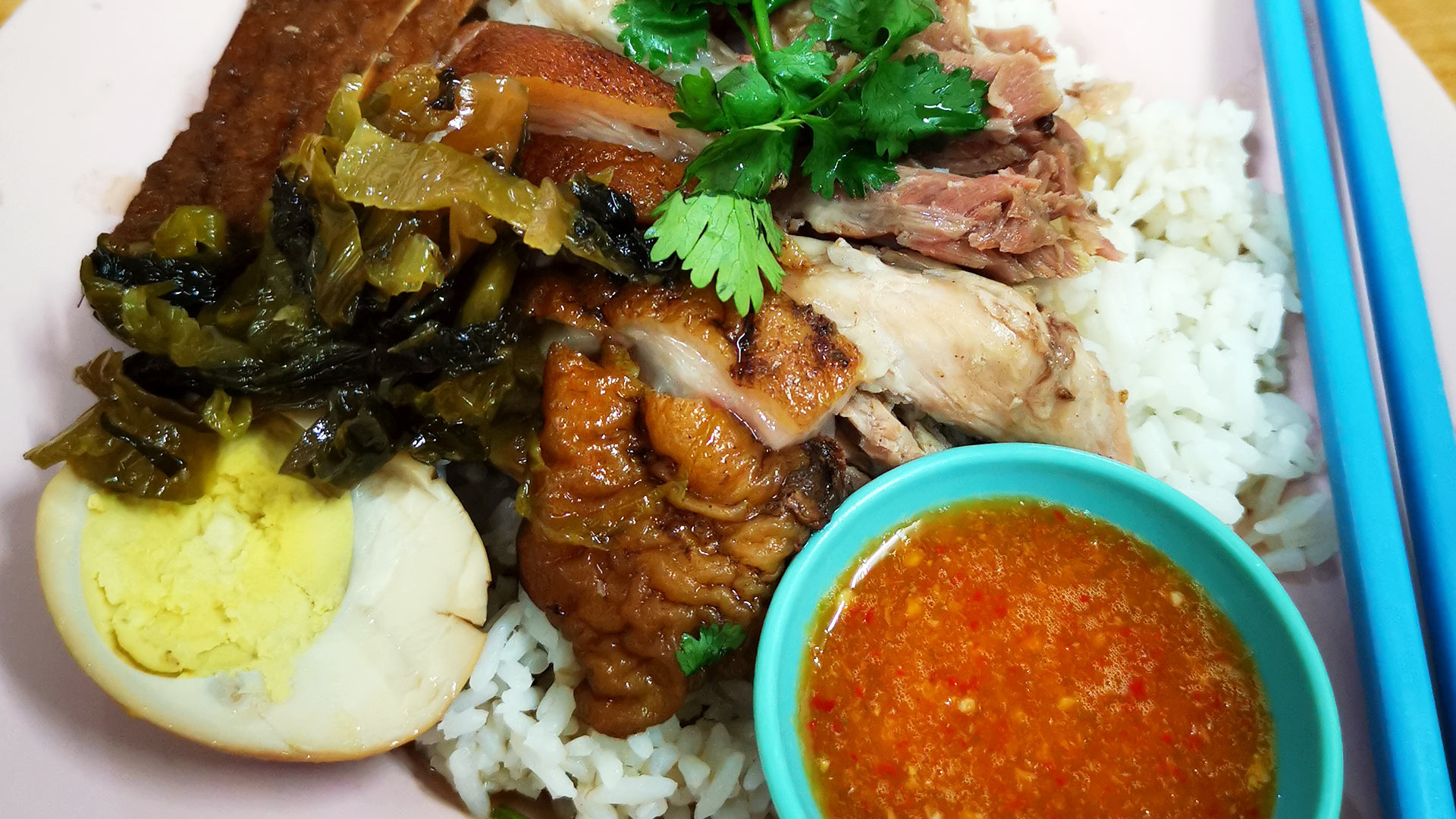 「泰式猪脚飯」（英語 Thai pork leg rice：タイ式ポークレッグライス) (タイ語ข้าวขาหมู Kau ka moo: カオカームー) こと「とんそく煮込みごはん」