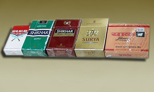 メイド・イン・ネパールの代表的なタバコ。撮影に協力してくれた雑貨屋の皆さん