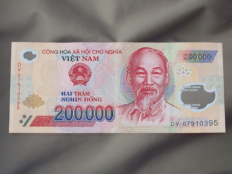 200,000ベトナムドン紙幣　Hai Tram Nghin Dong
