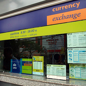 銀行の建物の外に両替カウンターがある場合や、銀行の中で両替してくれる銀行もあります
