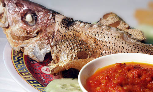 イカンゴレンチリ　Ikan goreng chili 煎魚参芭（白身魚の唐揚げチリソース添え）