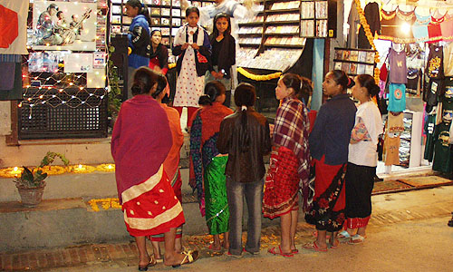 子供たちが祝いの歌を歌い商店や民家より心ばかりの施しを受ける。街のあちこちで元気な子供の合唱が聞こえる