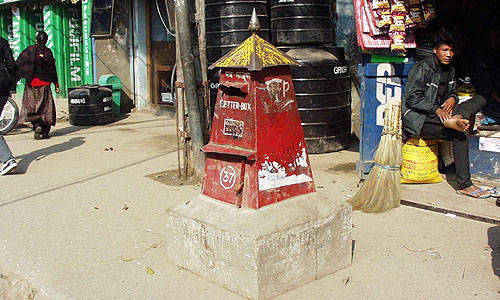 とんがり屋根のかわいいオブジェは、ネパールの郵便ポストです