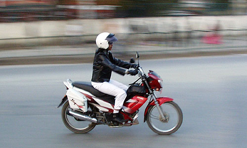 かっ飛ぶライダー。ヨーロピアンタイプのモデルが多いネパールでアメリカンタイプのバイクは珍しい