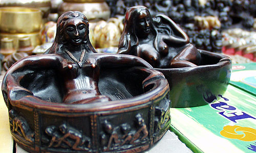 ハダカの美女の灰皿。カマストラという経典が描かれているのでコレも宗教的な一品ですね（笑）