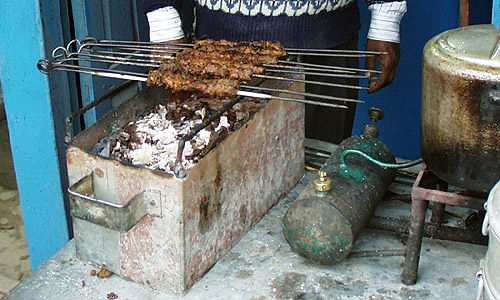 串刺しのお肉を炭火でじっくり焼き上げます