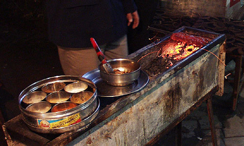 コチラは、お肉をマリネせず秘伝のスパイスで味付けするタイプの「シェクワ」激ウマ！余分な油は炭火に落ちて炎を上げて煙となります