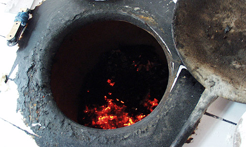 さすが本場のタンドリー窯。炭（チャコール）を燃料にしたタンドリー窯は年季と気合いが入っています