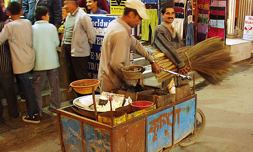 別の移動屋台のオヤジさん。ネパールではとってもポピュラーな炒り豆屋台です