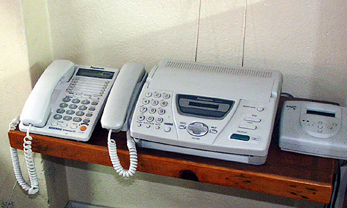 ネパールではFAX（写真中央）も重要な通信手段。左端の電話機が格安国際電話専用器