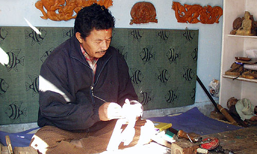 Mr.Punya Raj Bajracharyaさん。彫刻アーティストとしてネパール国家文化財修復プロジェクトにも招聘されている高名な彫師です