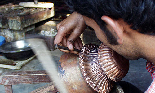 カンカン・チンチンと規則正しい音で銅版を鍛造しながらカタチにしていく職人さん