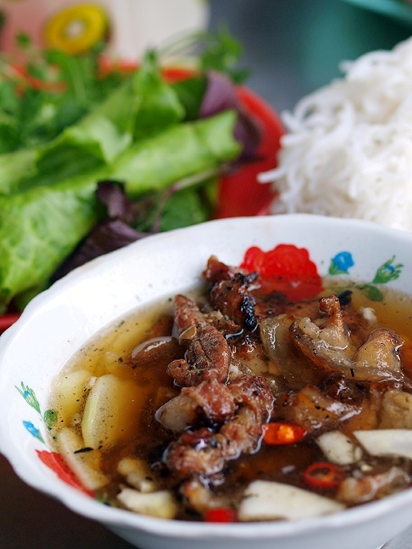 ブン・チャー　Bun Cha　（ブタ焼き肉入りのスープ麺料理）