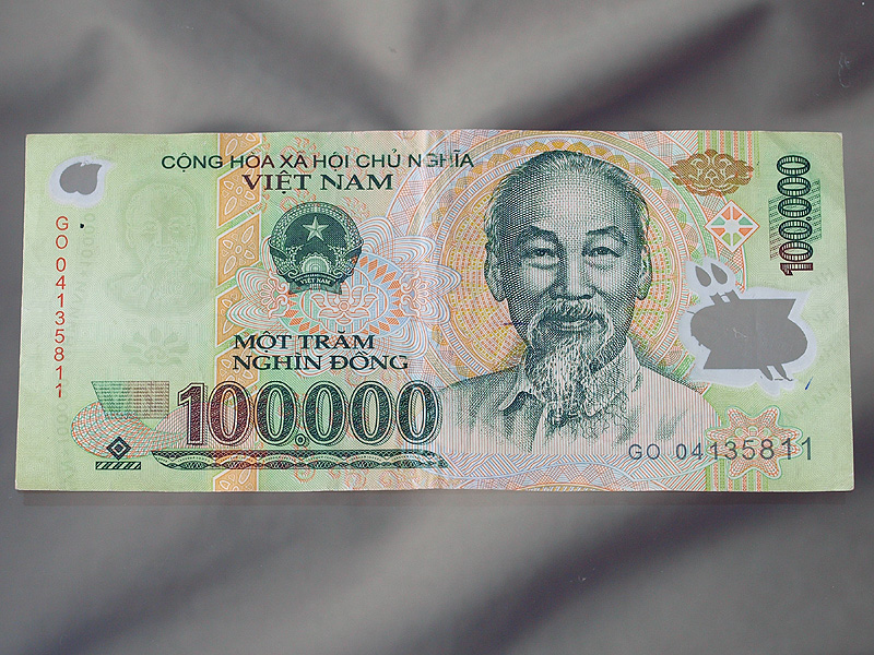 100,000ベトナムドン紙幣 Mot Tram Nghin Dong