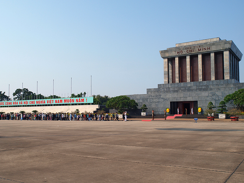 ホー・チ・ミン廟見学のため行列している観光客
