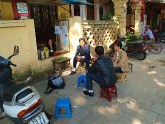 路上に並ぶ小さなイスは喫茶店　ベトナム茶カフェ